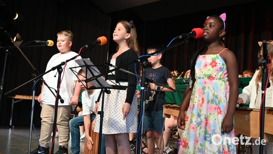 Die Arbeitsgemeinschaft der Grundschule Windischeschenbach begeistert nicht nur mit Orff-Instrumenten, sondern auch mit ihren drei jungen Sänger. Bild: kki/exb