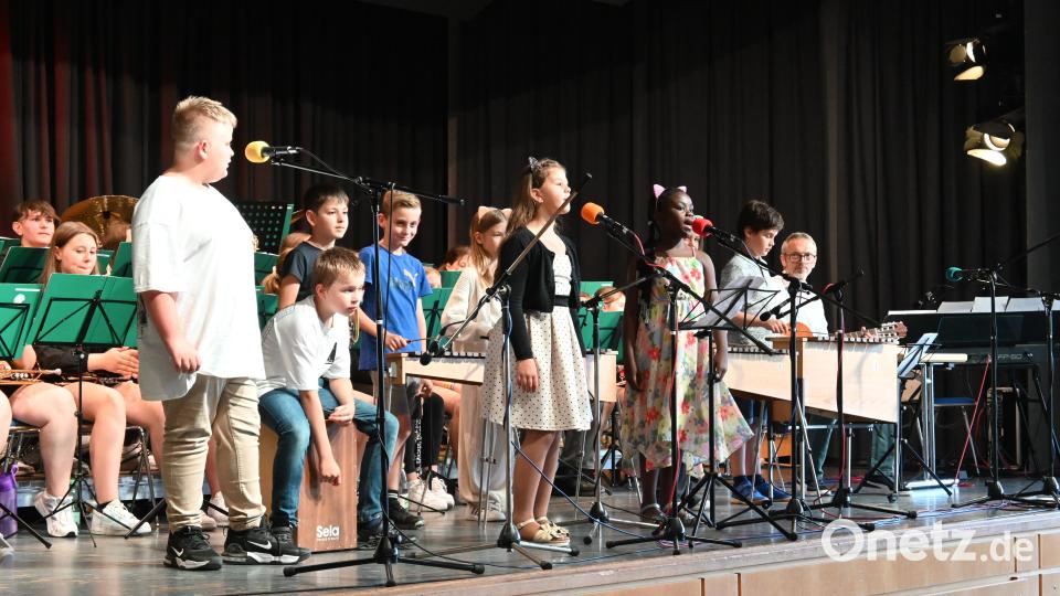 "Stumblin' in" von Susi Quatro singt und spielt die Orff-AG der Grundschule Windischeschenbach mit Lehrer Thomas Blank. Bild: kki/exb