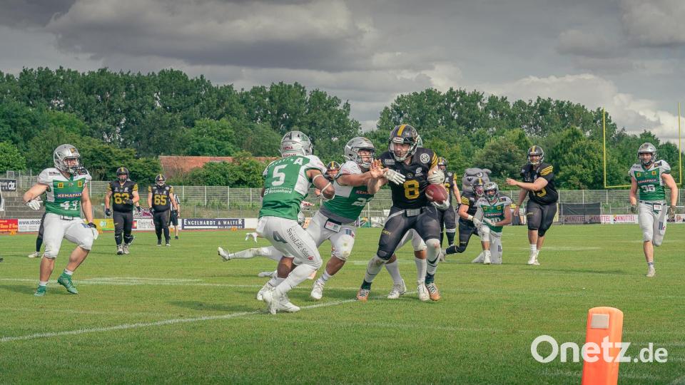 Bilder aus der Partie Amberg Mad Bulldogs (dunkle Trikots) gegen Landsberg X-Press (Endstand 9:50). Bild: Maxim Burghardt/exb