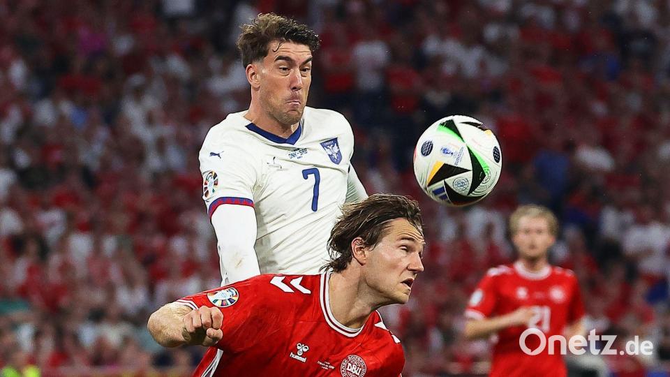 Das 0:0 reichte für Dänemark um Joachim Andersen (v) zu Platz zwei. Dusan Vlahovic (o) schied mit Serbien aus. Bild: Daniel Löb/dpa