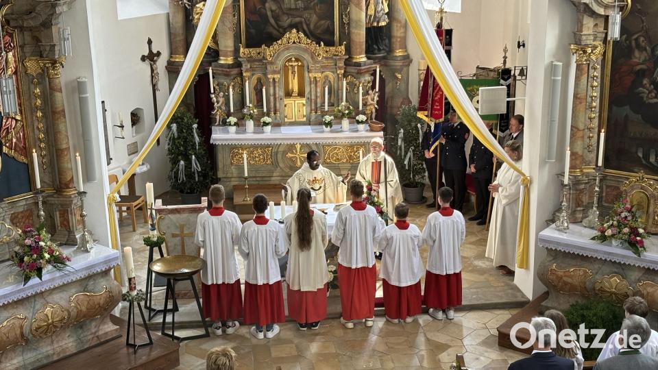 Den Festgottesdienst zum Abschluss der Kirchenrenovierung von St. Nikolaus in Theuern zelebriert Pfarrer Sagayaraj Lourdusamy. Bild: e
