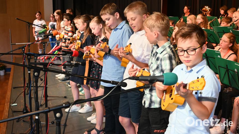 Mini-Gitarren, so genannte Ukulelen, haben die Grundschüler aus Tännesberg im Gepäck. Bild: kki/exb
