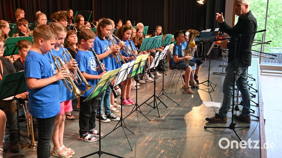 Neu am Instrument und schon ein großer Auftritt, die Bläserklasse der Rehbühl-Grundschule in Weiden präsentiert drei Stücke mit ihrem Leiter Thomas Brüderer. Bild: kki/exb