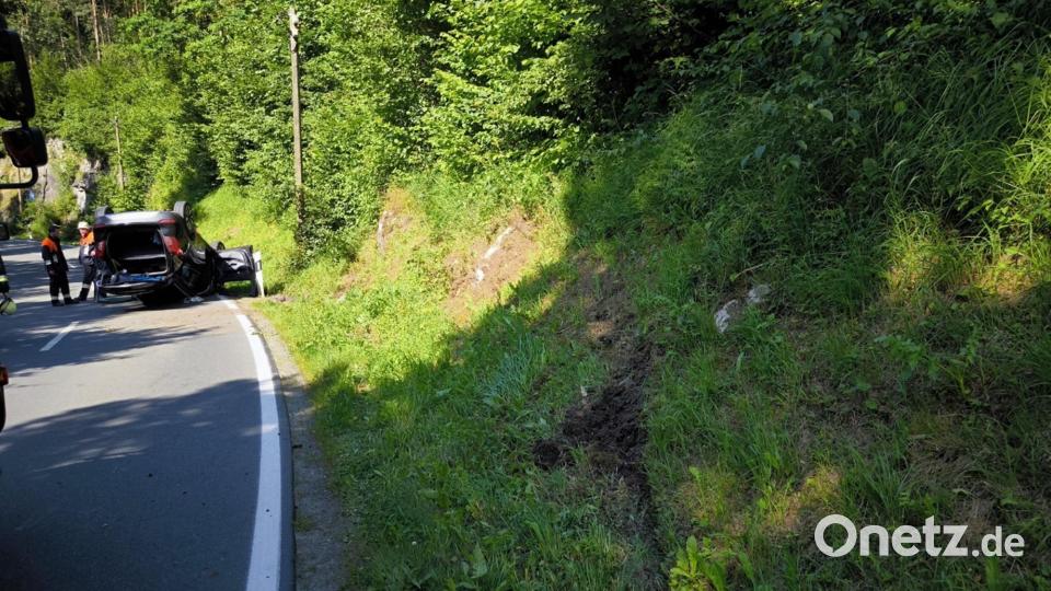Erst ging es rechts die Böschung hinauf und dann landete der Opel auf dem Dach. Bild: jma