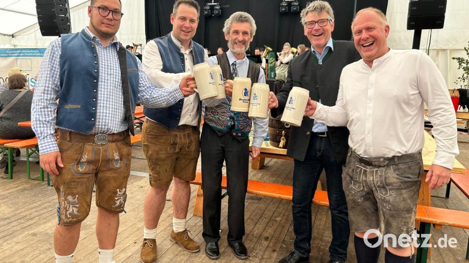 Gruppenbild des offiziellen Bieranstichs (Personen von links: 2. Vorsitzender Bastian Reinwald, Vorsitzender Daniel Hutzler, Stadtpfarrer Helmut Brügel, Braumeister Anton Bruckmüller, 1. Bürgermeister Marcus Eichenmüller. Bild: Daniel Hutzler/exb