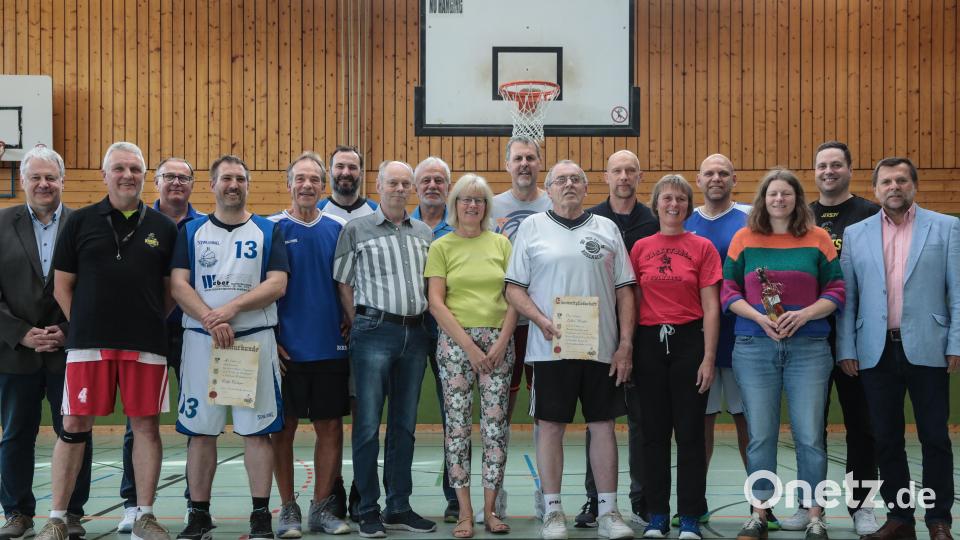 Landrat Richard Reisinger, Thomas Ruhland, Manfred Seitz, Rüdiger Reiff, Bernd Kopp, Felix Schwinger, Gerd Eberl, Georg Peters, Ute Birner, Wolfgang Birner, Eckes Walter, Bernhard Ottmann, Christine Ruoff, Matthias Gensch, Johanna Herbert, Kevin Ströhl, 2. Bürgermeister Günter Koller Bild: Wolfgang Steinbacher