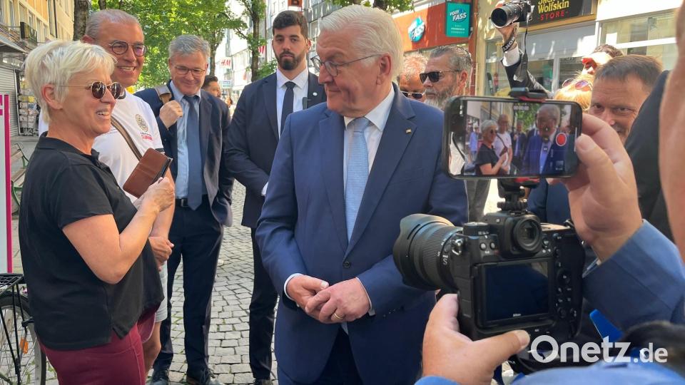 Bundespräsident Frank-Walter Steinmeier führt seine Amtsgeschäfte von Weiden aus. Zum Start gab es einen Rundgang durch die Fußgängerzone. Bild: Gabi Schönberger