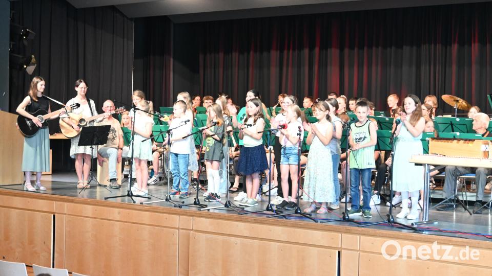 Die dritte und vierte Klasse aus der Grundschule Kirchenthumbach begeistere mit "Can't stop the feeling" von Justin Timberlake unter der Leitung von Giuliana Fussi. Bild: kki/exb