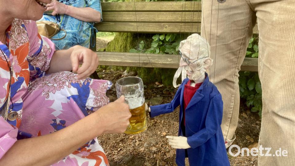 Das Marionettentheater Schwandorf schaute mit einer Figur von Franz Xaver von Schönwerth beim Johannisbergfest vorbei. Bild: gri