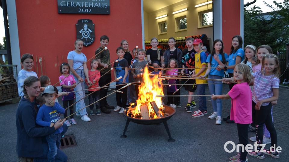 Stockbrote und Marshmallows über die Feuerschale halten und grillen machte den Kindern großen Spaß und es schmeckte. Bild: gi