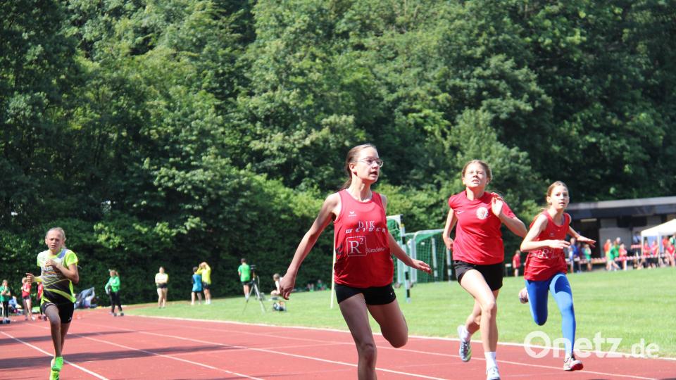 Unter guten äußeren Wettkampfbedingungen nahmen 100 Sportlerinnen und Sportler an den Leichtathletik-Kreismeisterschaften im Mehrkampf auf der Anlage des Neustädter Gymnasiums teil. Bild: prh