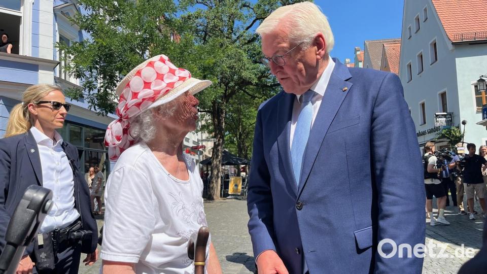 Bundespräsident Frank-Walter Steinmeier besucht Weiden. Bei einem Rundgang ist Zeit für ein Gespräch. Bild: Gabi Schönberger