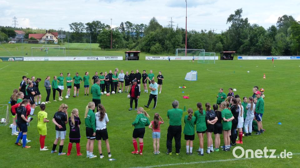 54 Spielerinnen des TSV machten engagiert mit. Bild: hme/exb
