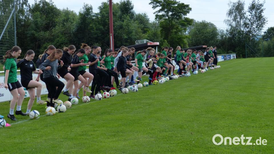 Mit vollem Eifer waren die Mädchen dabei. Sie lernten neue Trainingsmethoden kennen. Bild: hme/exb