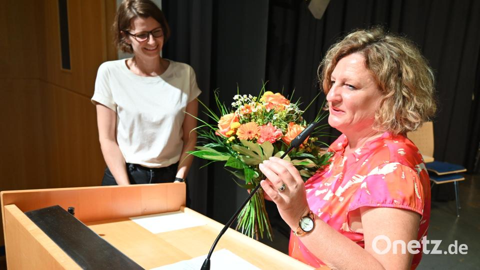 Schulamtsdirektorin Margit Walter dankt Fachberaterin Musik Cornelia Treml, die den Abend organisiert hat. Bild: kki/exb
