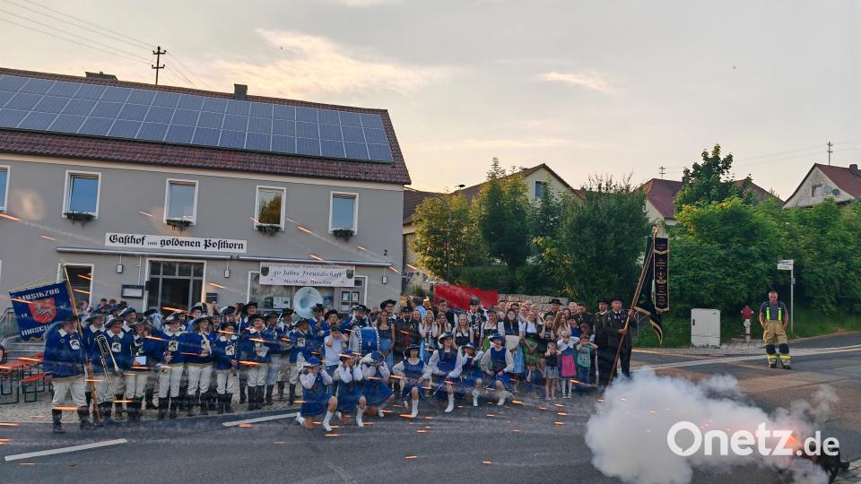 50 Jahre Freundschaft wurden groß gefeiert von Schützen und Musikzug. Kanonendonner bekräftigte die gemeinsame Zeit. Bild: bk/exb