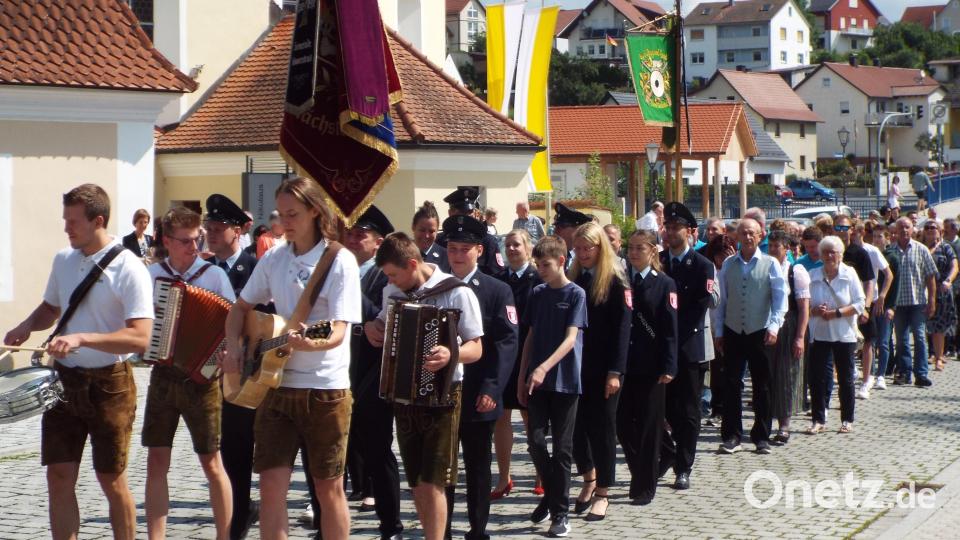 Anlässlich der vollendeten Kirchenrenovierung geht es im Festzug durch Theuern. Bild: e