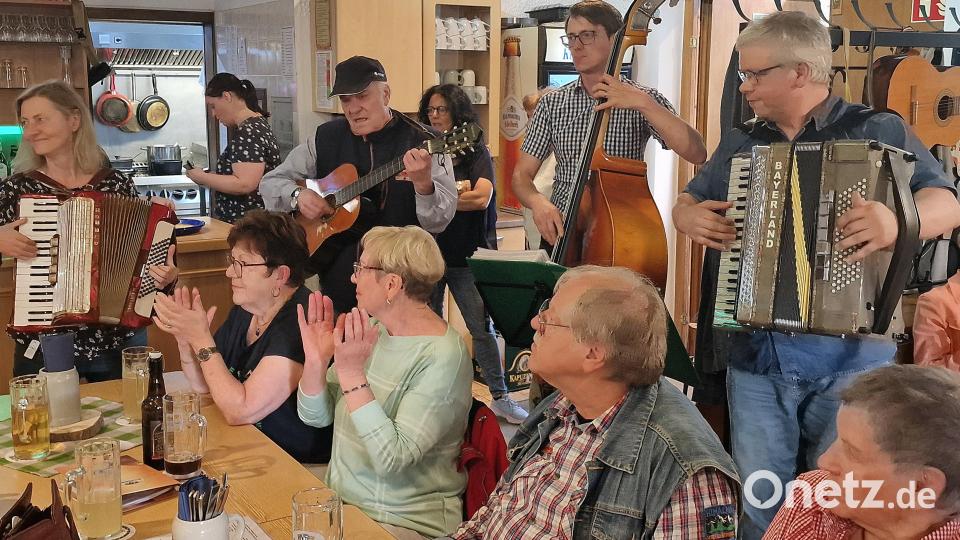 Viele Musikanten spielen in der Waldgaststätte in Weiherhammer auf. Bild: R. Kreuzer