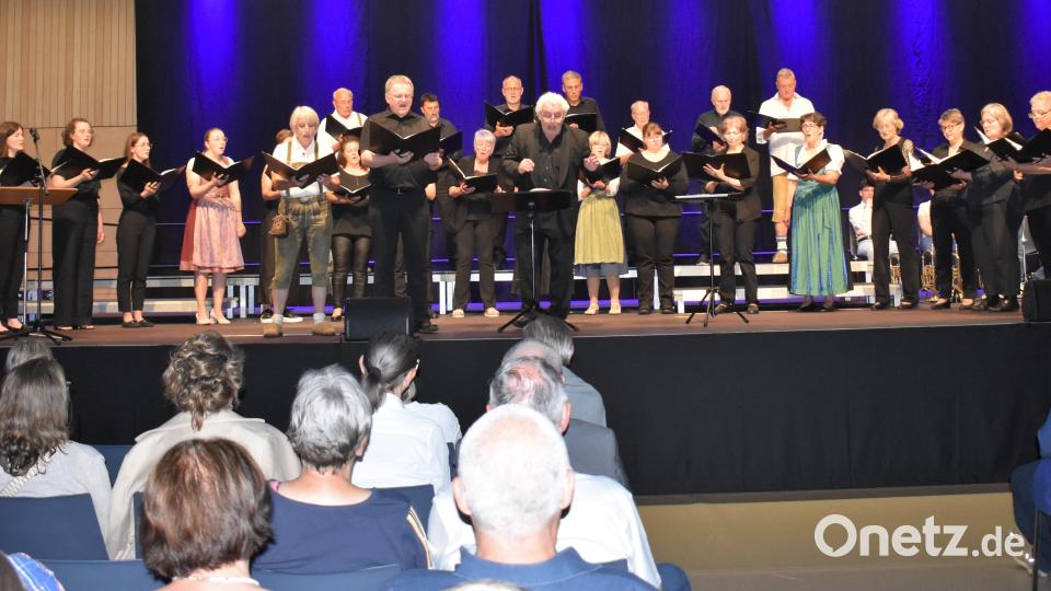Richard Waldmann (Mitte) in zweifach-Funktion: Als Chorleiter der Chorgemeinschaft &quot;St. Georg&quot; und als Moderator. Bild: rgr