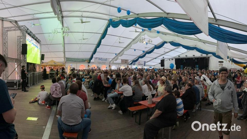 Bestens besuchtes Public Viewing am 14.06.2024 welches in Kooperation mit Radio Ramasuri stattgefunden hat Bild: Daniel Hutzler/exb