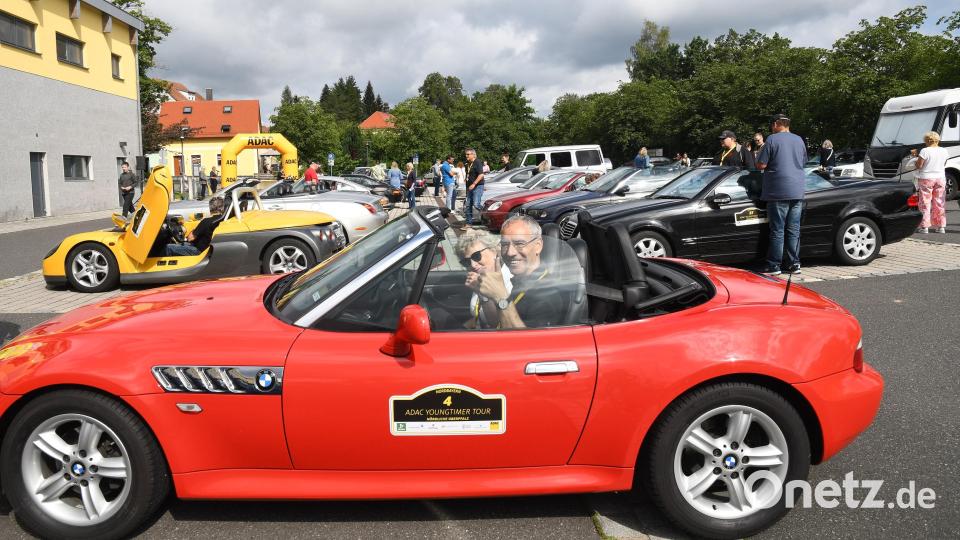 Unter den 53 Fahrzeugen, die an der ADAC-Youngtimer-Tour teilnahmen, war auch dieses rote BMW-Cabrio. Bild: ADAC Nordbayern/exb