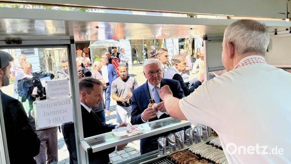 Eine Bratwurstsemmel gehört bei einem Besuch in Weiden dazu, auch für den Bundespräsidenten Frank-Walter Steinmeier. Bild: Gabi Schönberger