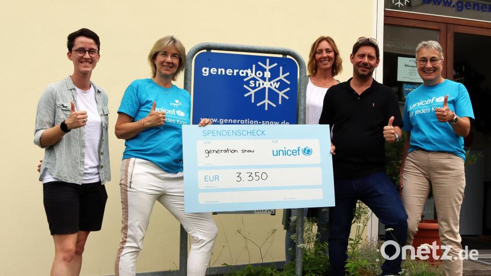 Das Unternehmensmotto lautet „Wir zaubern ein Lächeln auf Ihr Gesicht. Es wirkt (von links): Sabrina Hierl (Generation Snow), Dr. Almut Hannke-Lohmann (Unicef Regensburg), Sabine Frank (Generation Snow), Oliver Pongratz (Geschäftsführer Generation Snow), Cornelia Stiewing (Unicef Regensburg). Bild: mfh