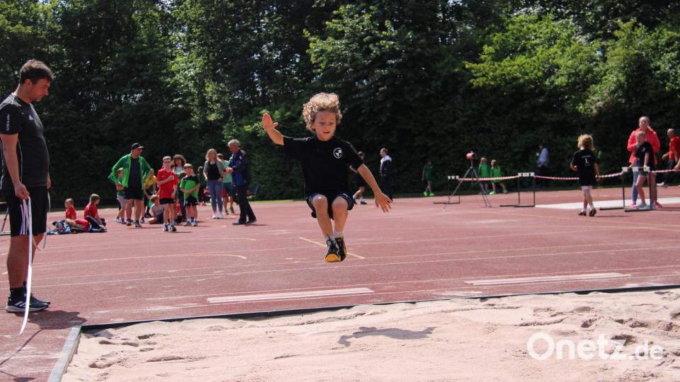 Unter guten äußeren Wettkampfbedingungen nahmen 100 Sportlerinnen und Sportler an den Leichtathletik-Kreismeisterschaften im Mehrkampf auf der Anlage des Neustädter Gymnasiums teil. Bild: prh