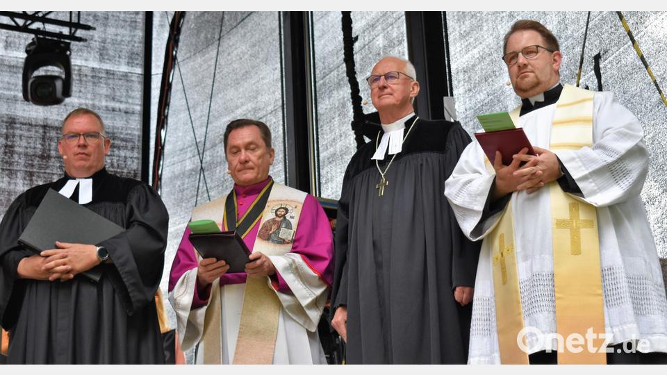 Pfarrer Thomas Berthold (von links), Generalvikar Dr. Roland Batz, Regionalbischof Klaus Stiegler und Stadtpfarrer Daniel Fenk feierten den ökumenischen Gottesdienst gemeinsam. Bild: rgr