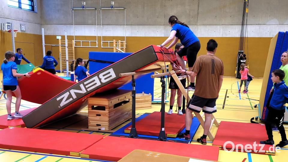 Der abwechslungsreiche Aufbau der Sportgeräte in der Turnhalle ermöglichte den Kids vielfältige Betätigungsmöglichkeiten. Bild: no