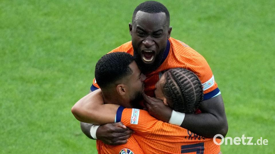 Cody Gakpo (M) erzielte seinen zweiten Turniertreffer und glich zum 1:1 für Oranje aus. Bild: Soeren Stache/dpa