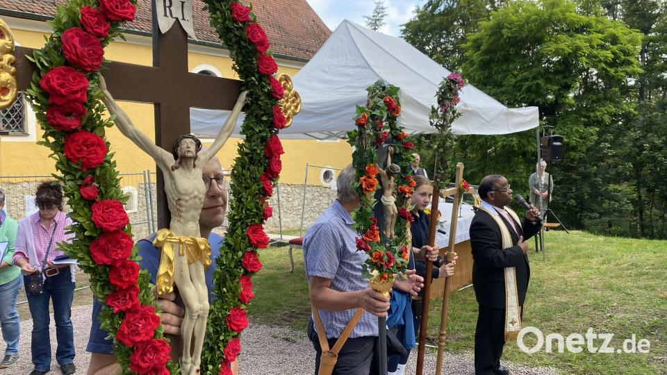 Die Wallfahrerkreuze vor der Johannisbergkirche. Bild: gri