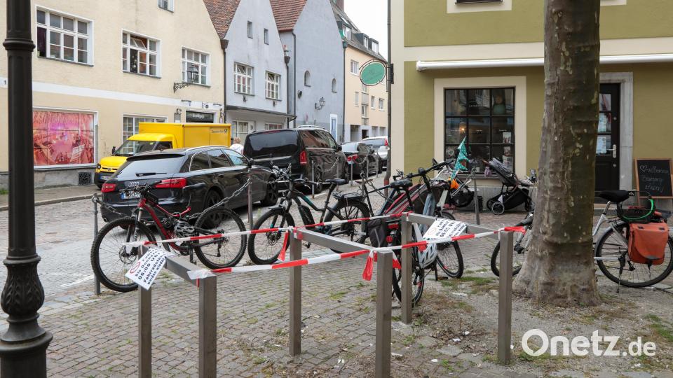 Viehmarkt in Amberg. Die Bügel reichen für die zahlreichen Fahrräder nicht aus. Bild: Wolfgang Steinbacher