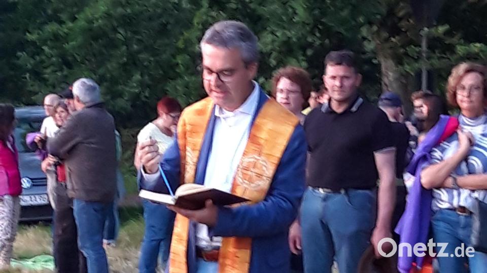 Pfarrer Markus Schmid beim Johannisfeuer des OWV Weiden. Bild: Georg Hüttner/exb