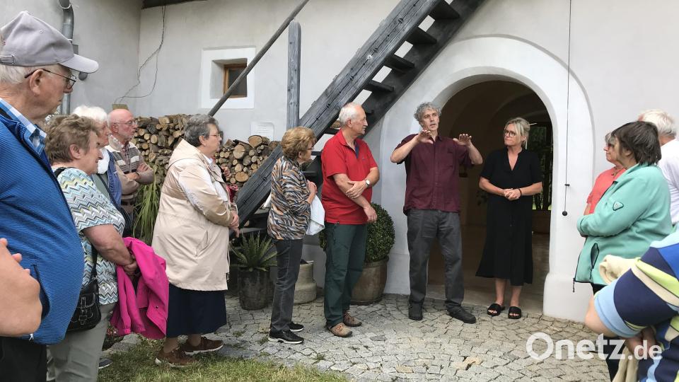 Das Künstlerehepaar Diem und Uber hatten (unter dem Türbogen) in ihren alten Pfarrhof zur Ausstellung eingeladen. Bild: Marianne Moosburger