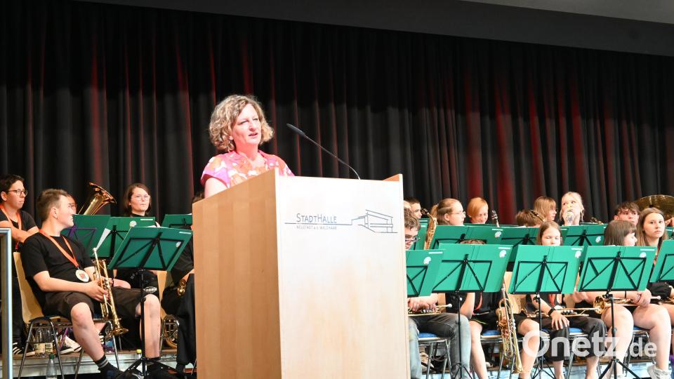 Schulamtsdirektorin Margit Walter freut sich über eine voll besetzte Neustädter Stadthalle und die Beiträge der beteiligten Schulen aus dem Landkreis und der Stadt Weiden. Bild: kki/exb