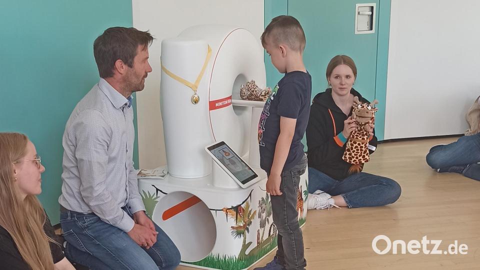 Mit Hilfe eines Lerngeräts soll Kindern die Angst vor einer MRT-CT-Untersuchung genommen werden. Bild: Arnold Koch/exb