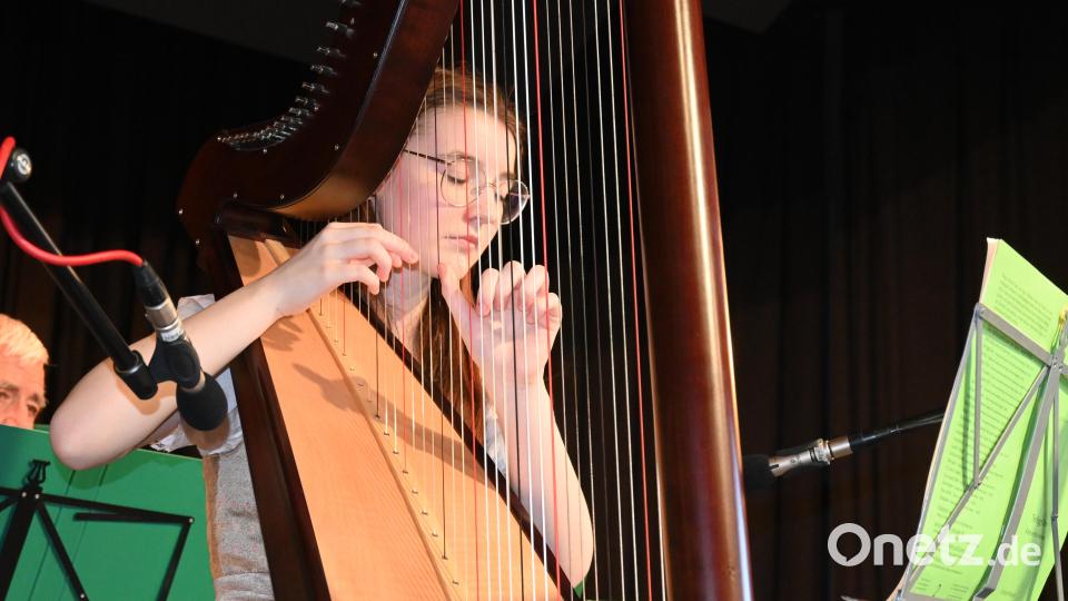 Die zweite Solistin des Tages, Isabella Puff von der Mittelschule in Vohenstrauß, hat ihren ersten großen Auftritt am musischen Abend. Bild: kki/exb