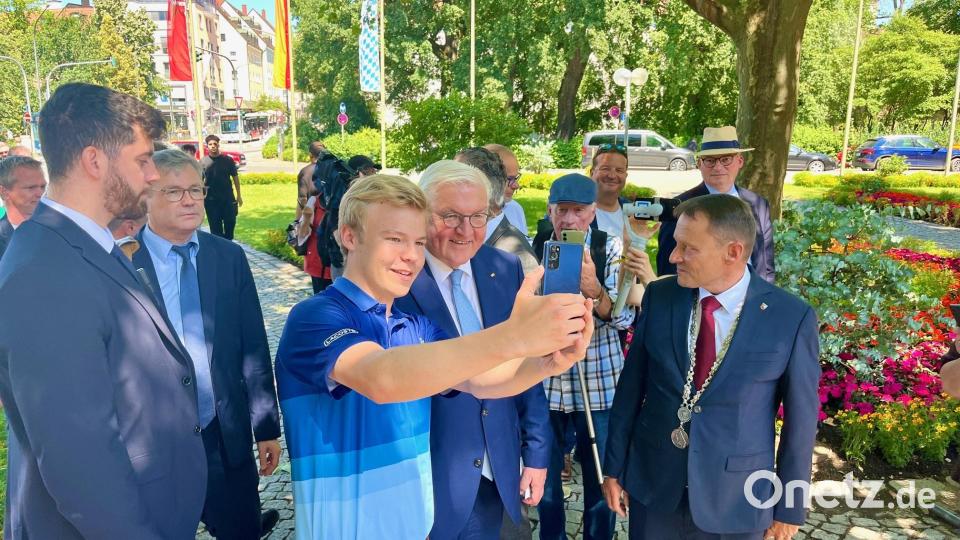 Bundespräsident Frank-Walter Steinmeier besucht Weiden. Ein Selfie mit ihm ist begehrt. Bild: Gabi Schönberger
