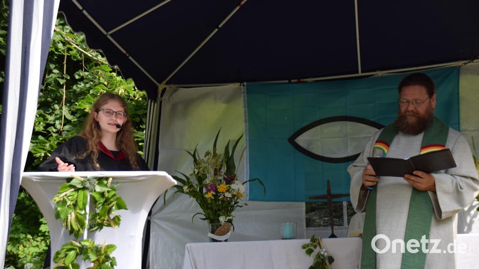 Mit Diakon Bernd Deyerl hielt Anna-Maria Trautmann eine unterhaltsame Dialogpredigt. Bild: hdk