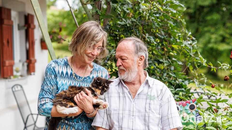 Fredl Fesl mit seiner Frau Monika und Katze Minka. Bild: Matthias Balk/dpa