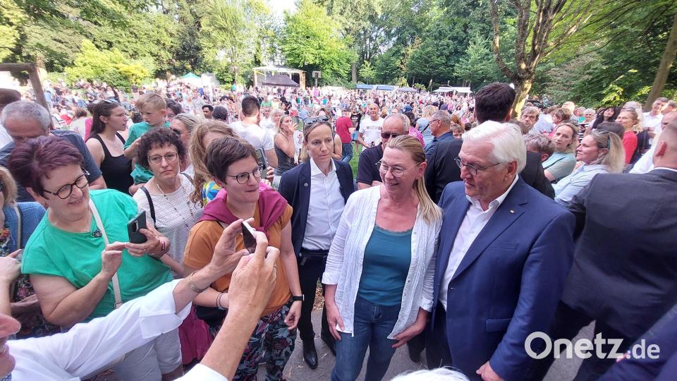 Frank-Walter Steinmeier ist umringt von Menschen. Die Mehrzahl der Serenadenbesucher bekommt aber von der Visite nichts mit. Bild: Kunz