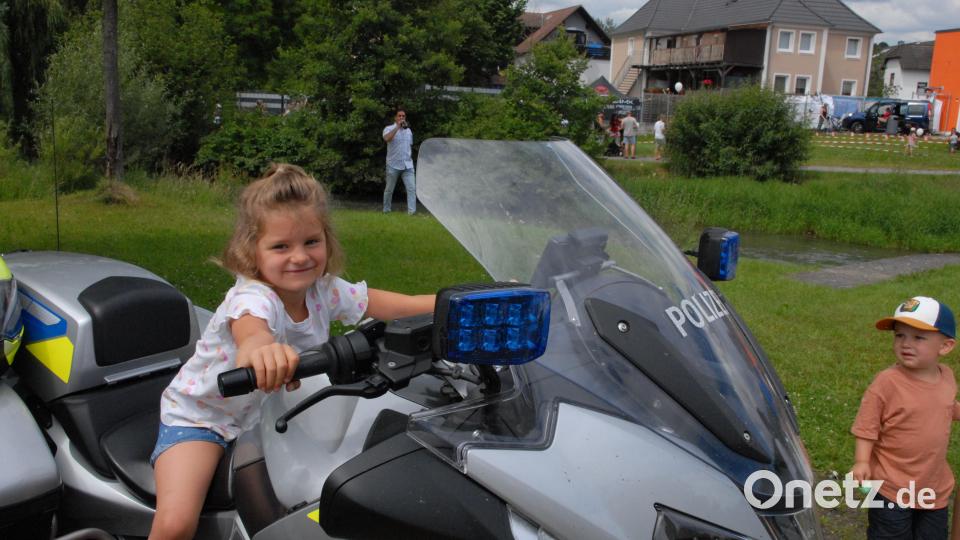 einmal auf einem Polizeimotorrad zu sitzen ist schon ein Erlebnis Bild: pop