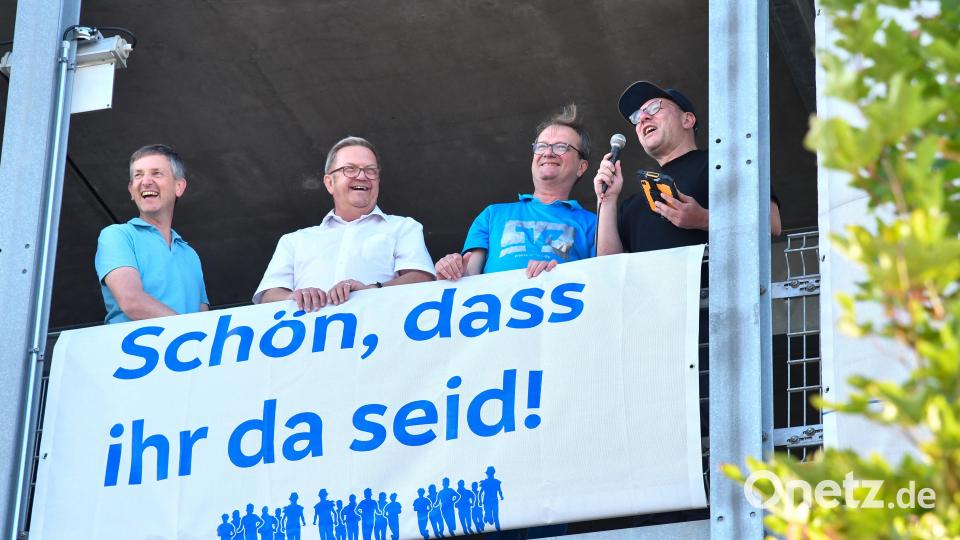 Unter anderem Ursensollens Bürgermeister Albert Geitner und Ambergs Bürgermeister Martin Preuß (von links) feuerten kräftig an. Bild: Petra Hartl
