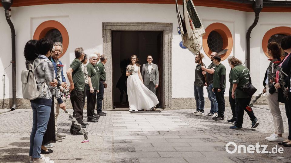 Christina Rank und Matthias Heindl verlassen die Kappl-Kirche und werden von einem Spalier erwartet. Bild: Schützenverein "Grüne Eiche" Pechbrunn/exb