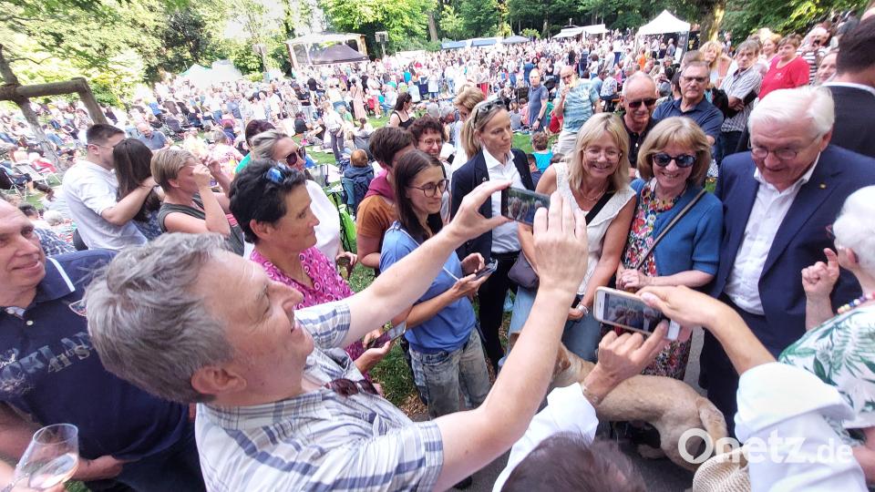Frank-Walter Steinmeier ist umringt von Menschen. Die Mehrzahl der Serenadenbesucher bekommt aber von der Visite nichts mit. Bild: Kunz