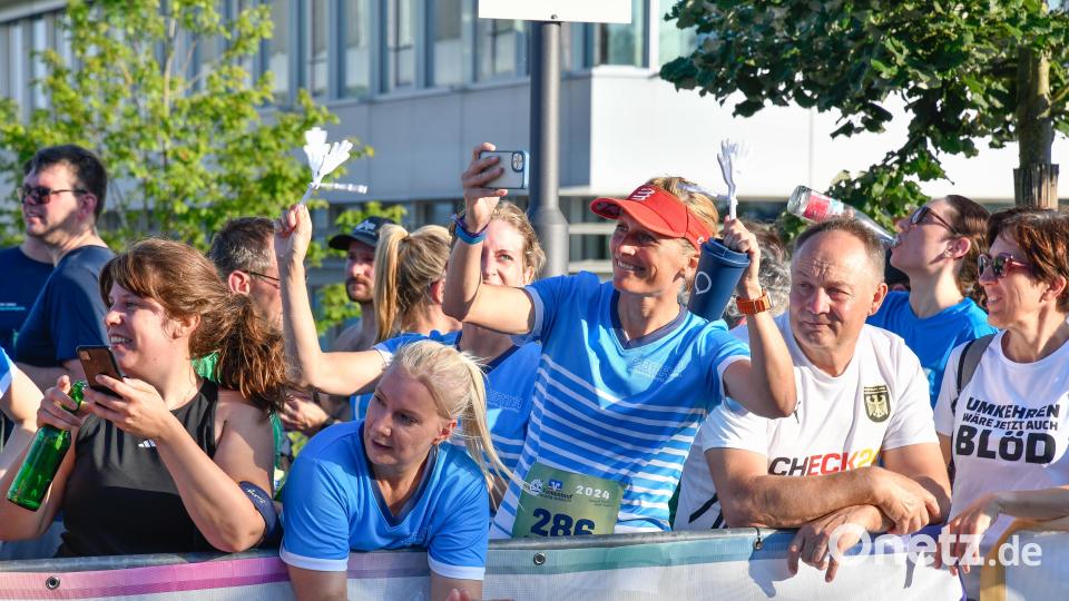 Motivation von außen: Diese Zuschauer feuern kräftig an. Bild: Petra Hartl