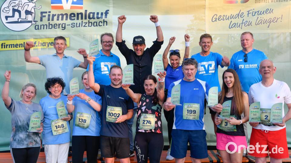 Freudige Teilnehmer nach dem Fünf-Kilometer-Lauf, der am Grammer-Campus in Ursensollen startete und endete. Bild: Petra Hartl