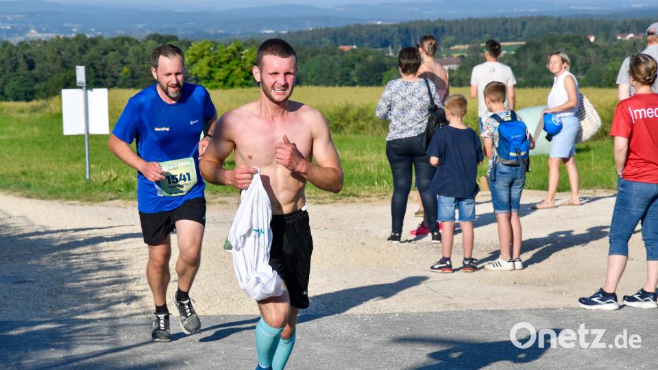 Puh, ganz schön heiß war&#039;s beim Firmenlauf. Dieser junge Mann zog sein T-Shirt aus. Bild: Petra Hartl