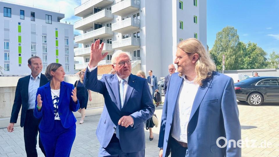 Bundespräsident Frank-Walter Steinmeier winkt den Mitarbeitern der Oberpfalz-Medien. Geschäftsführer Thomas Maul, Geschäftsführende Verlegerin Viola Vogelsang-Reichl und Chefredakteur Kai Gohlke führen den Besucher über das Gelände und durchs Haus. Bild: Gabi Schönberger